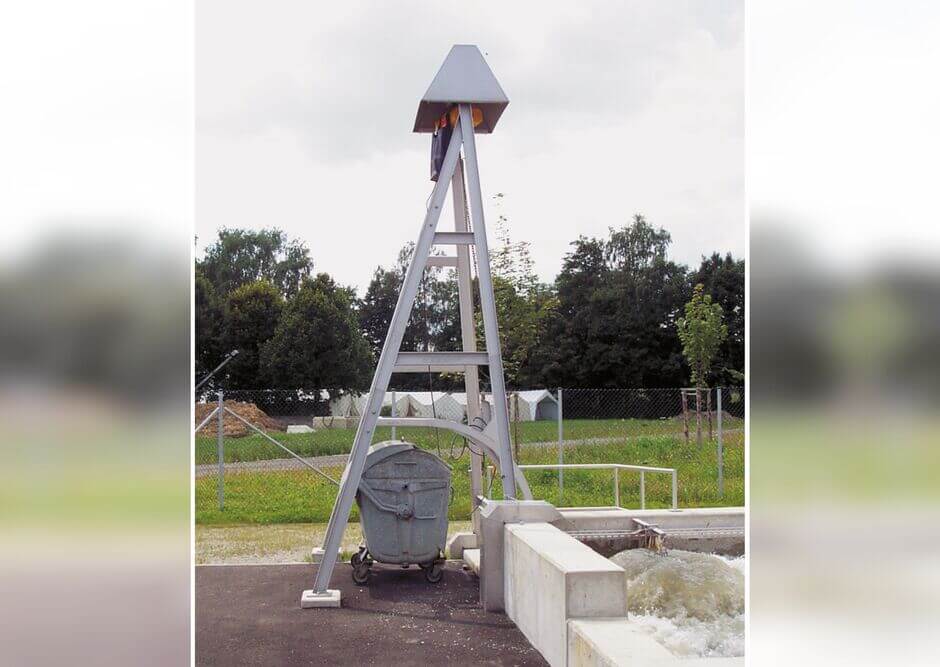 On the HUBER Basket Screen CageLift, the electric lifting mechanism is mounted above the channel or pump shaft, so that the screenings can be discharged directly into a container On the HUBER Basket Screen CageLift, the electric lifting mechanism is mounted above the channel or pump shaft, so that the screenings can be discharged directly into a container