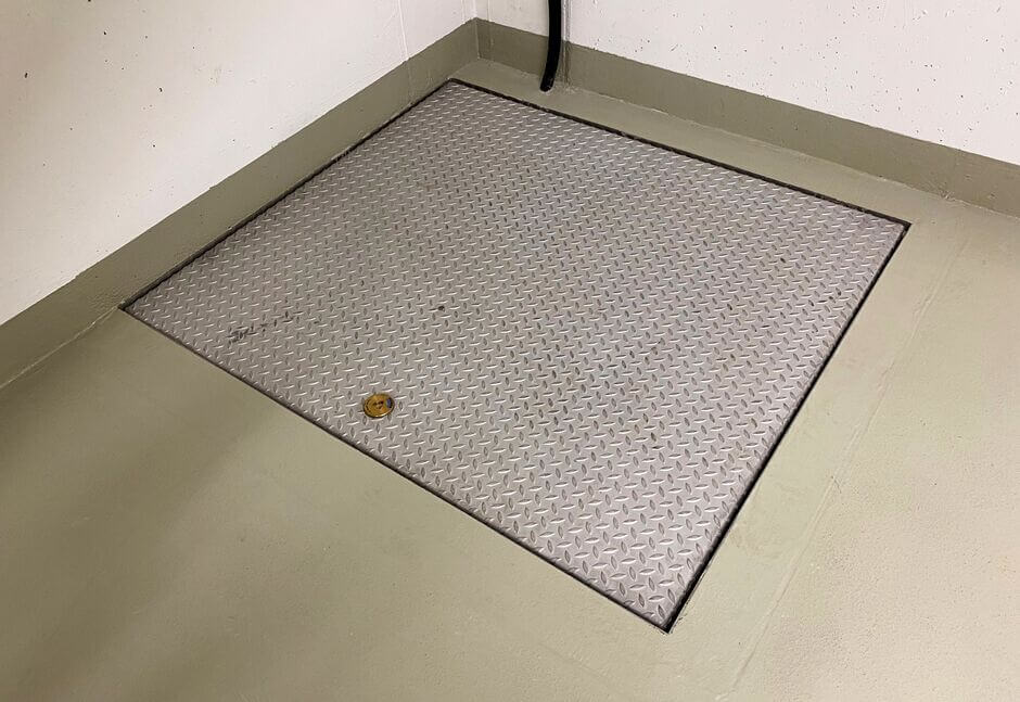 HUBER manhole cover SD11 in a building HUBER manhole cover SD11 in a building