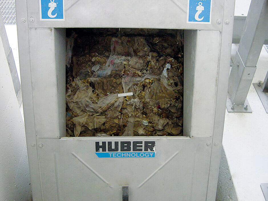HUBER Fine Screen STEP SCREEN® SSF: very high operational stability and reliable operation without impairment by grit, gravel and stones due to the special bottom step design for lifting of screenings at bottom level HUBER Fine Screen STEP SCREEN® SSF: very high operational stability and reliable operation without impairment by grit, gravel and stones due to the special bottom step design for lifting of screenings at bottom level