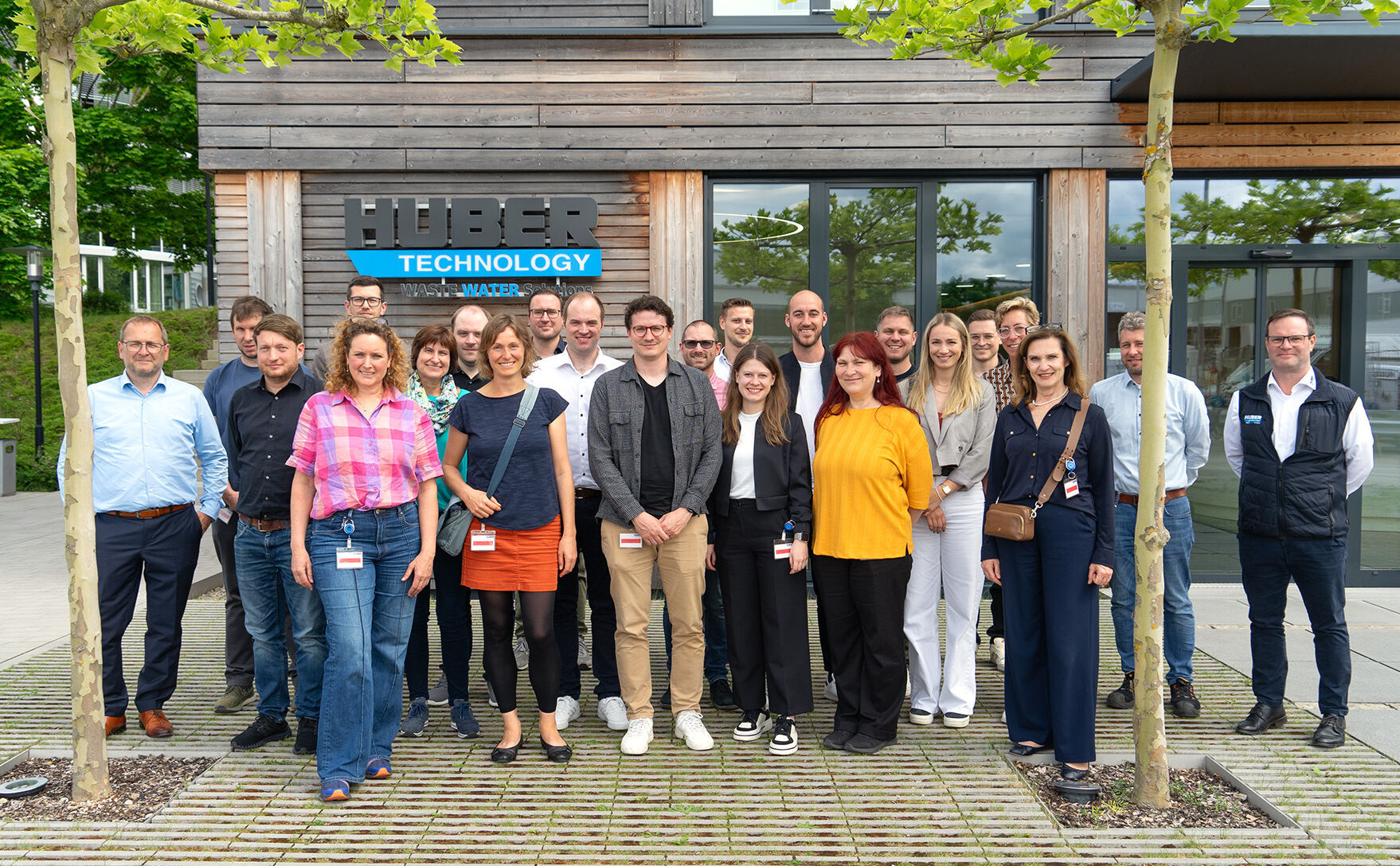 Gruppenbild: Die Wirtschaftsjunioren Neumarkt und der Arbeitskreis Schule und Wirtschaft waren zu Gast bei der HUBER SE in Berching. Gruppenbild: Die Wirtschaftsjunioren Neumarkt und der Arbeitskreis Schule und Wirtschaft waren zu Gast bei der HUBER SE in Berching.