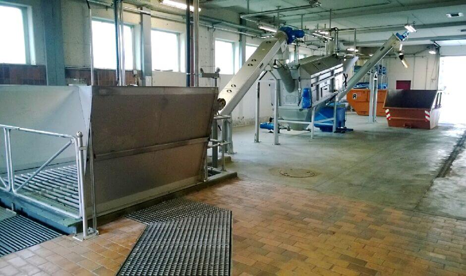 Feeding of grit processing plants