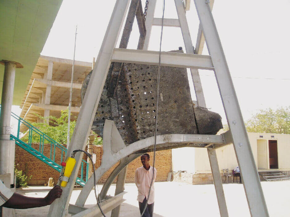 The guide rails of the HUBER CageLift are curved in the upper discharge area, so that the filled screen basket can be moved directly over a container and emptied semi-automatically The guide rails of the HUBER CageLift are curved in the upper discharge area, so that the filled screen basket can be moved directly over a container and emptied semi-automatically