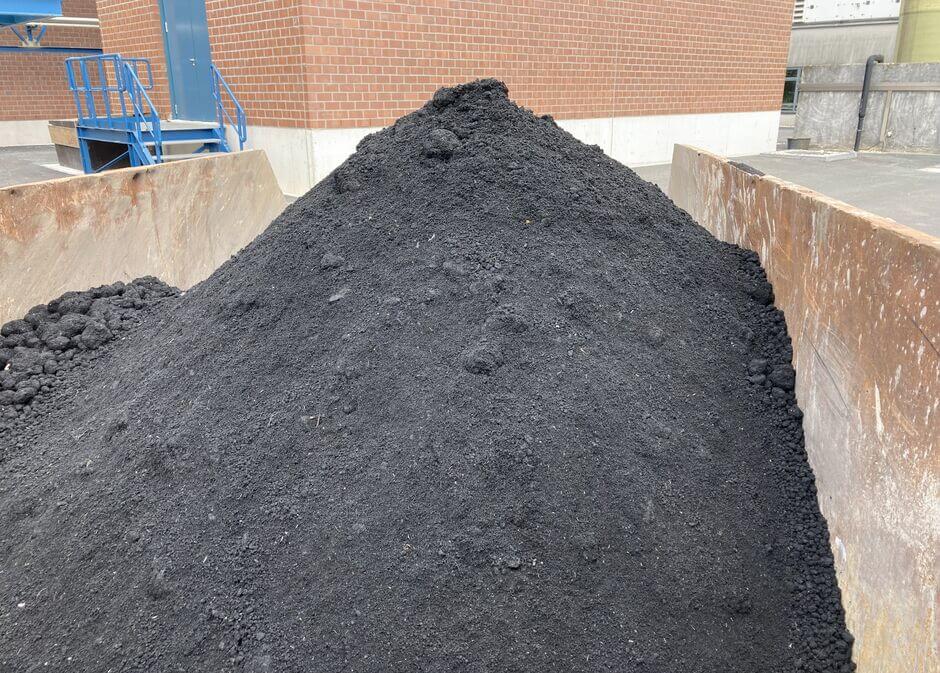 After dewatering with the HUBER Screw Press Q-PRESS® the sludge is stab resistant. Dewatered digested sludge from a Q-PRESS® 620.2 with 32 % DR