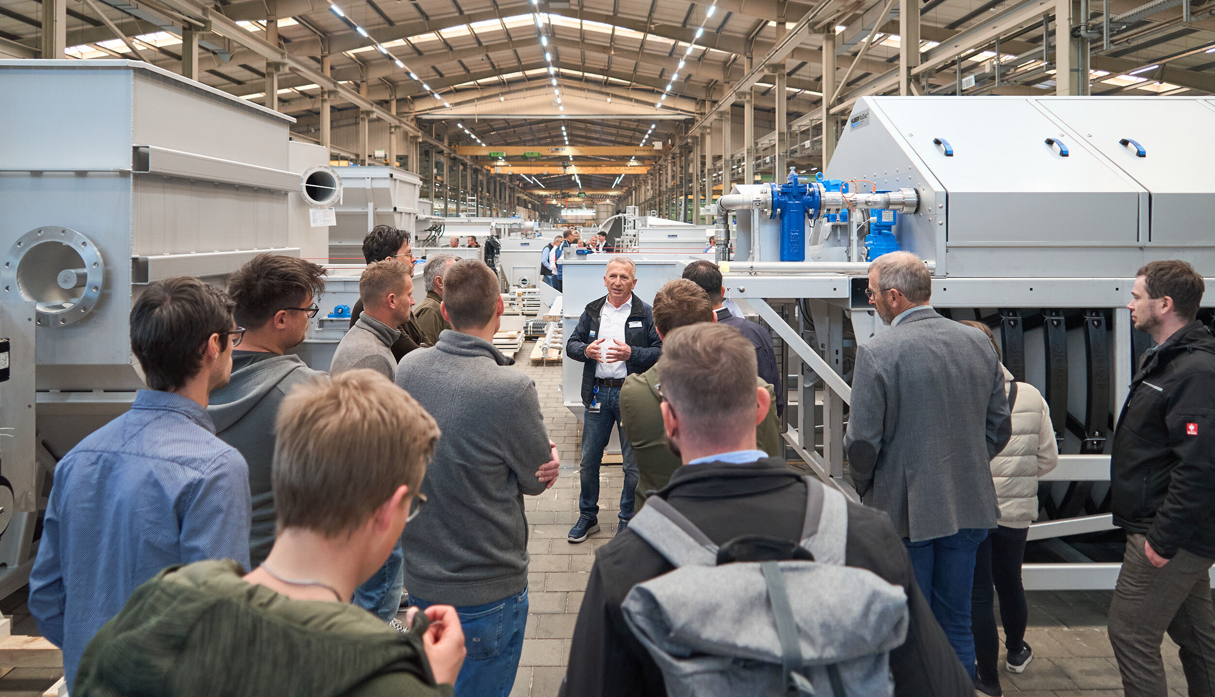 Die Besucherinnen und Besucher erhielten exklusive Einblicke in die 44.000 m² umfassende Produktion der HUBER SE Die Besucherinnen und Besucher erhielten exklusive Einblicke in die 44.000 m² umfassende Produktion der HUBER SE