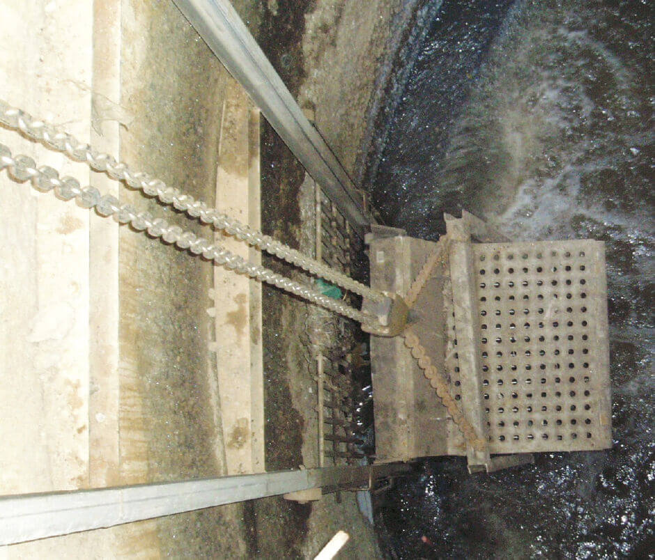 Reliable and safe guidance of the screen basket by means of guide rails arranged on both sides Reliable and safe guidance of the screen basket by means of guide rails arranged on both sides