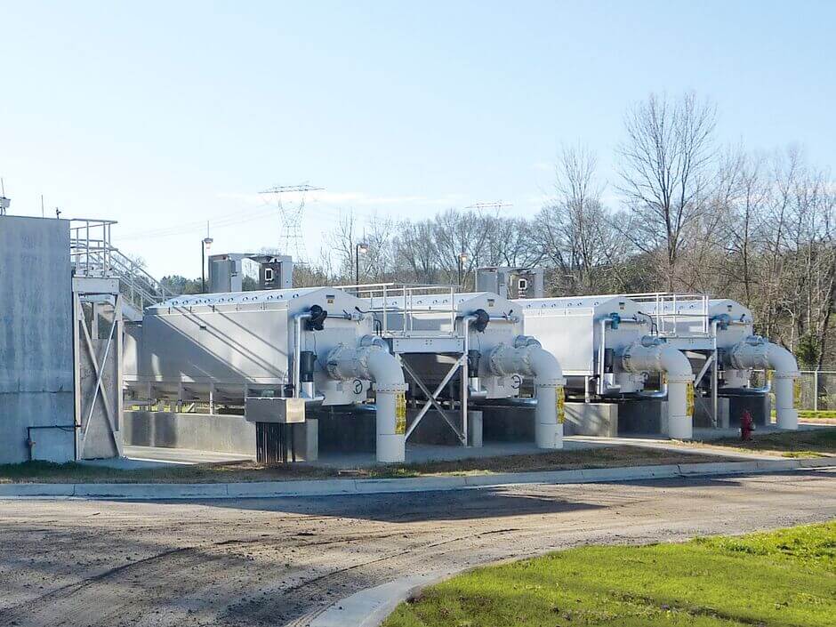 4 HUBER Disc Filter RoDisc® units with 18 discs installed in a concrete tank 4 HUBER Disc Filter RoDisc® units with 18 discs installed in a concrete tank