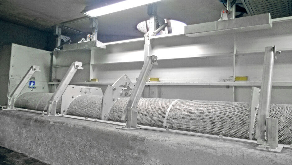 View of the upstream side and lateral screenings discharge opening View of the upstream side and lateral screenings discharge opening