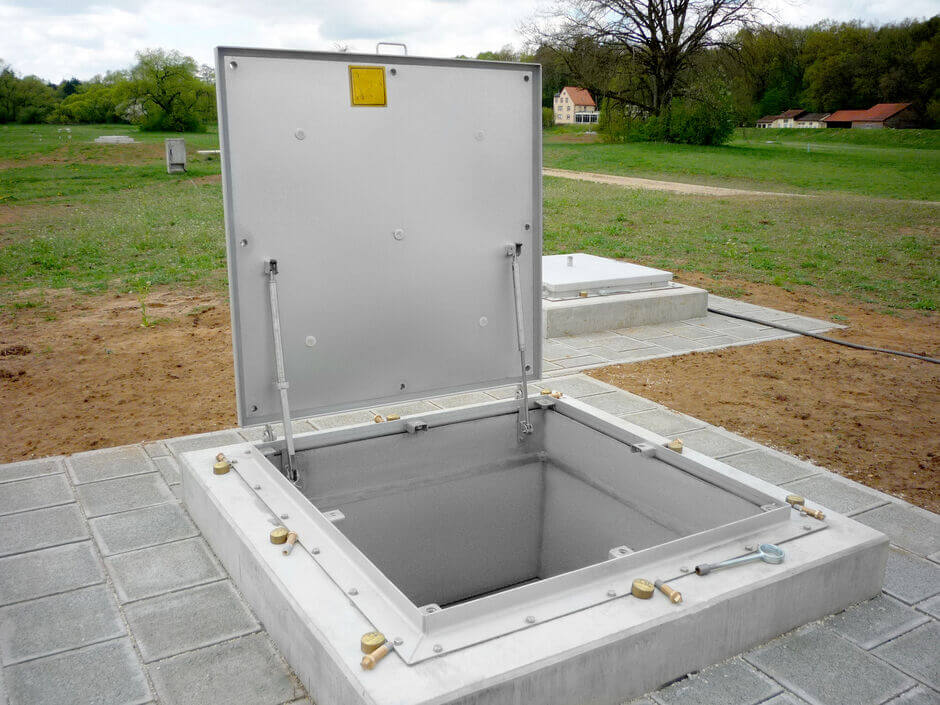 Insulated HUBER manhole cover SD5, opened Insulated HUBER manhole cover SD5, opened