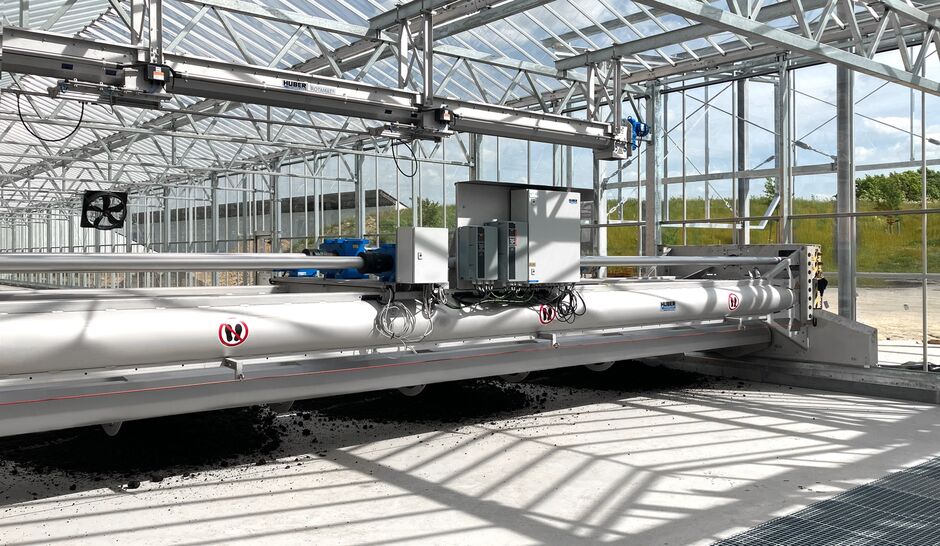 Sewage sludge can be fed automatically using the HUBER Screw Conveyor Ro8 TSF in conjunction with the HUBER Sludge Turner SOLSTICE® FloorRunner. Sewage sludge can be fed automatically using the HUBER Screw Conveyor Ro8 TSF in conjunction with the HUBER Sludge Turner SOLSTICE® FloorRunner.
