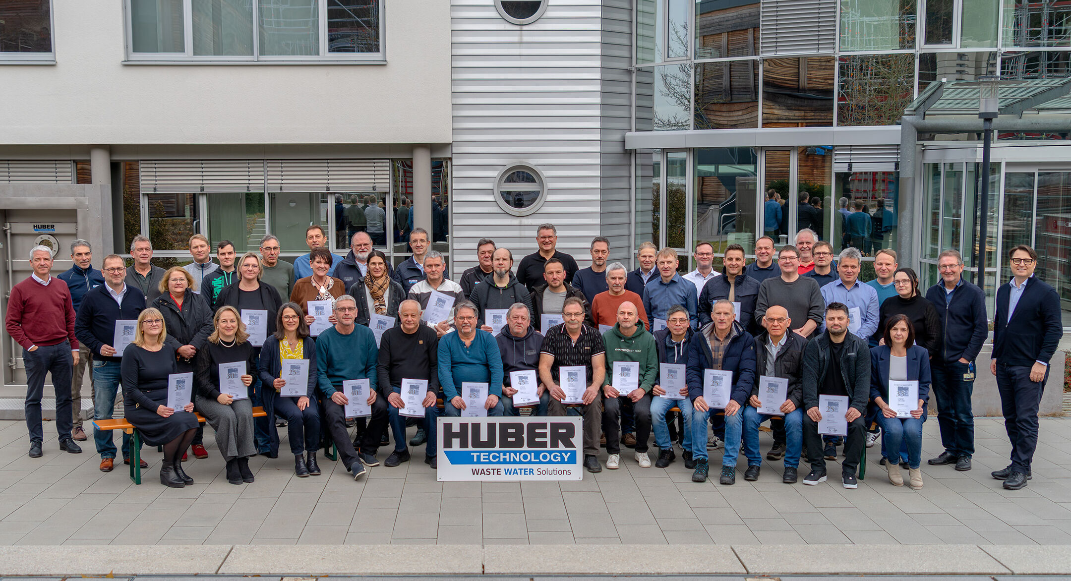 Eine große Gruppe von Mitarbeitenden feierte in diesem Jahr zudem ihr 25-, 30-, 35-, 40- oder 45- jähriges Betriebsjubiläum