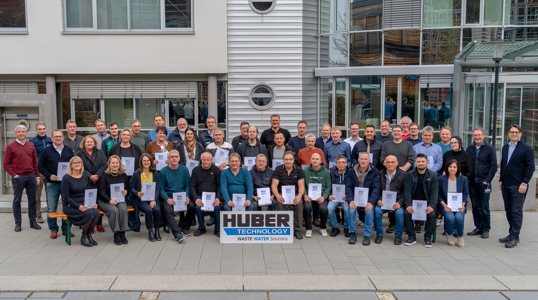 A large group of employees also celebrated their 25th, 30th, 35th, 40th or 45th anniversary with the company this year