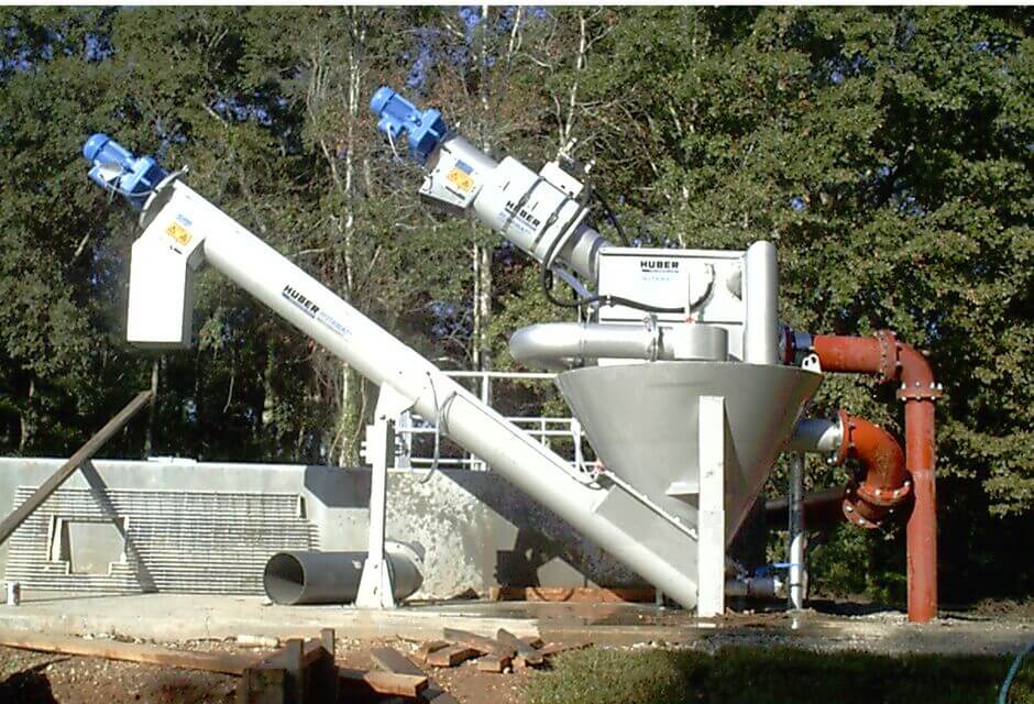 Freiluftaufstellung einer HUBER Coanda Kompaktanlage ROTAMAT® Ro5 C Freiluftaufstellung einer HUBER Coanda Kompaktanlage ROTAMAT® Ro5 C