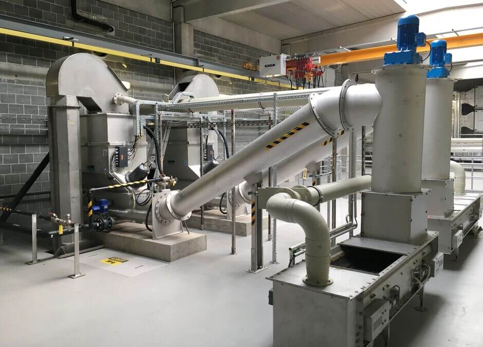 HUBER Screenings Wash Press WAP® SL after a vertical conveyor. The pressed screenings are passed over a grinder and transported to container loading. HUBER Screenings Wash Press WAP® SL after a vertical conveyor. The pressed screenings are passed over a grinder and transported to container loading.