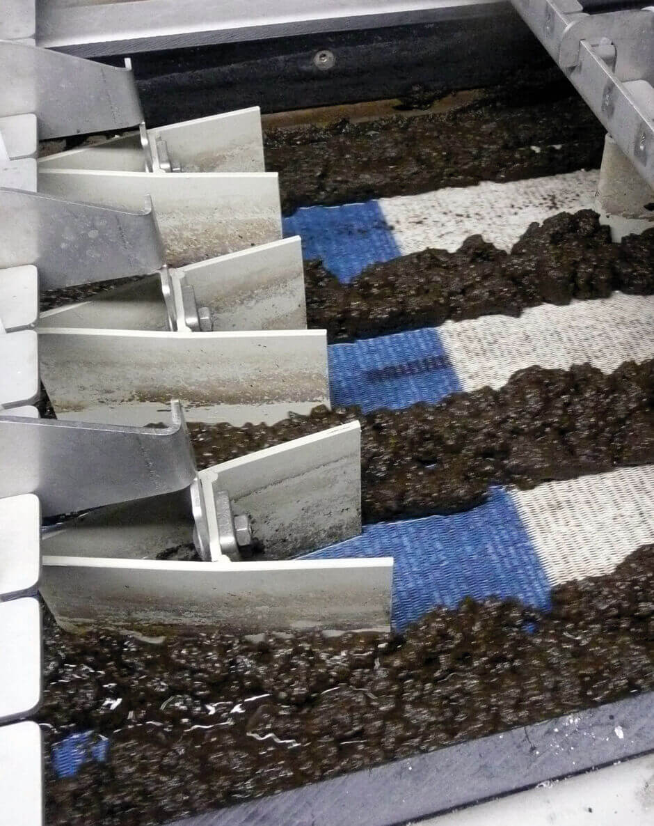 Schwimmende Schikanen schichten den Schlamm um und schaffen freie Siebfläche für den Filtratablauf Schwimmende Schikanen schichten den Schlamm um und schaffen freie Siebfläche für den Filtratablauf