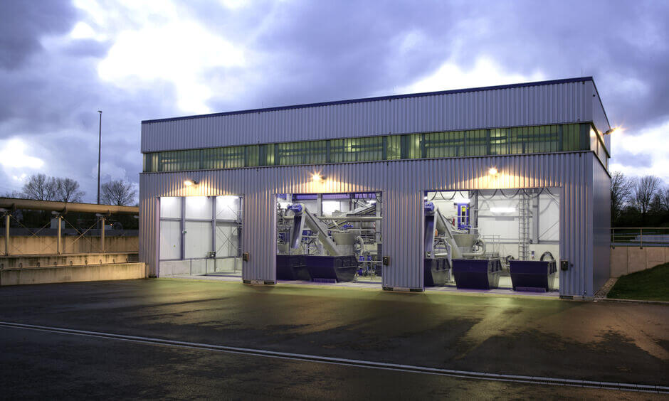 Grit washing plants with container for the washed grit