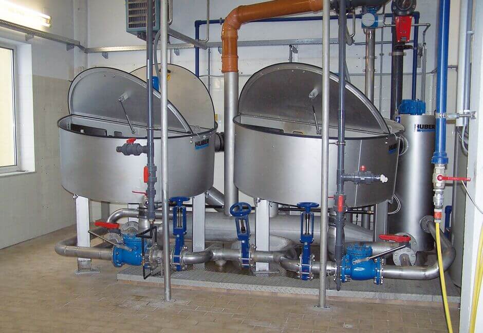 The HUBER Disc Thickener S-DISC for an easy and safe thickening of sludge. Two units installed in confined space