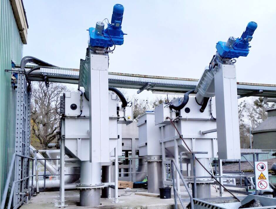 Freiluftaufstellung des HUBER Feinstrechen ROTAMAT® Ro1 mit winterfester Beheizung Freiluftaufstellung des HUBER Feinstrechen ROTAMAT® Ro1 mit winterfester Beheizung