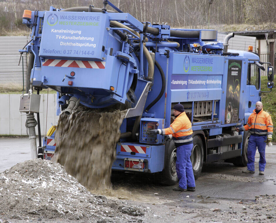 Sustainable processing and recycling of mineral waste from from sewers and road sweepings
