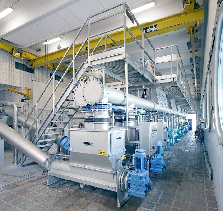 A launder channel sluices the screenings into a redundant HUBER Screenings Wash Press WAP® SL An ideal combination in case of a sufficient drop-off height of the installed screens: A launder channel sluices the screenings into a redundant HUBER Screenings Wash Press WAP® SL