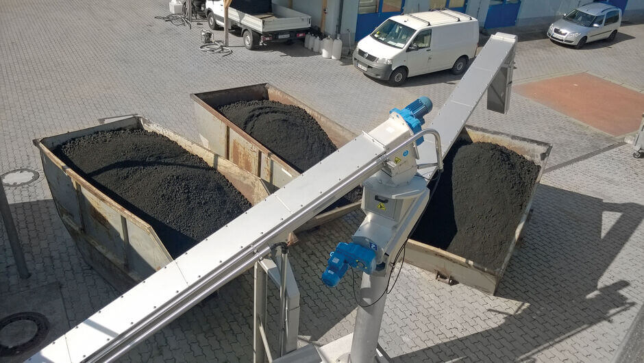 HUBER Distribution Screw Conveyor Ro8 TC on a pedestal. The degree of automation can be adapted to the project up to fully automatic filling of up to 4 containers.