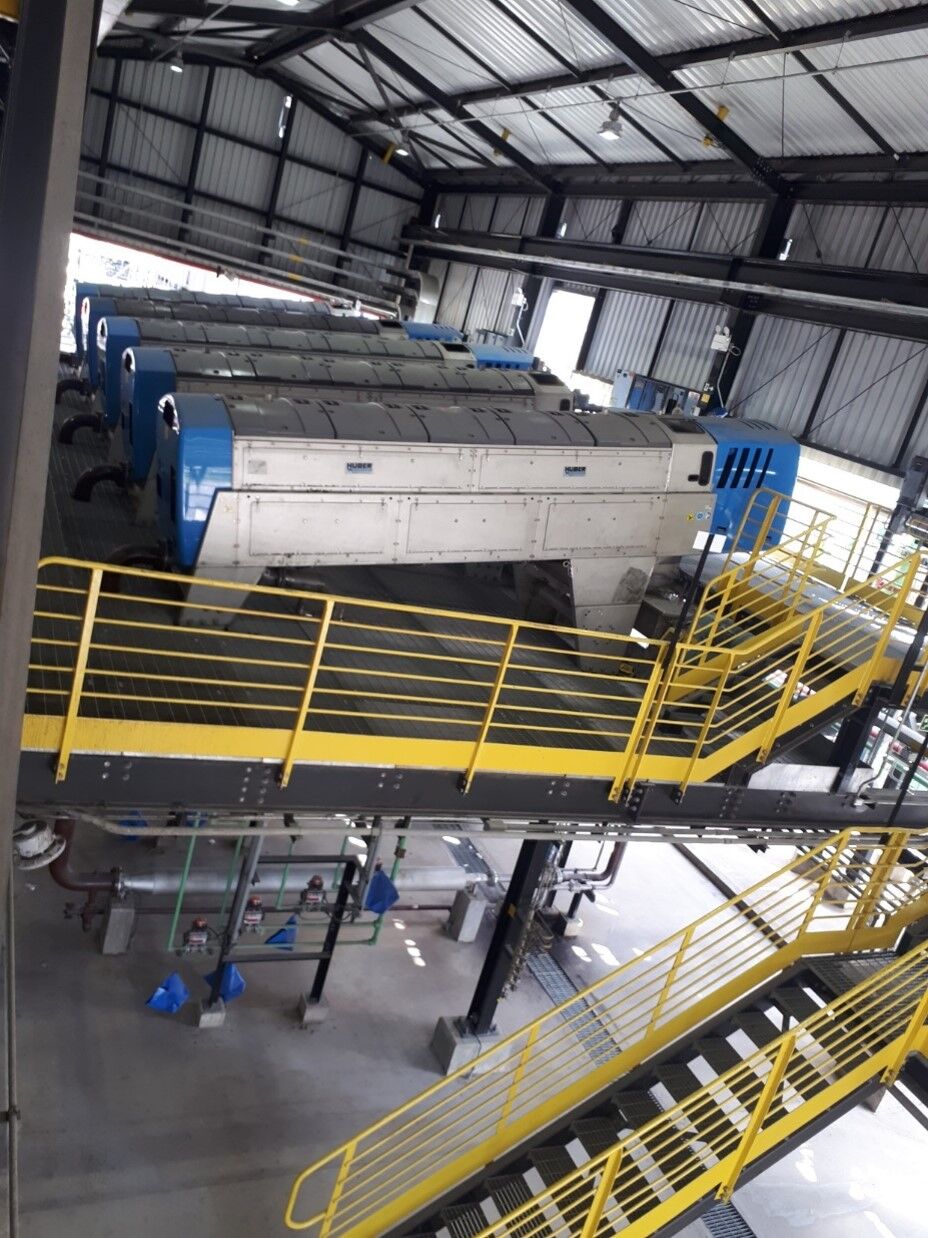 HUBER Schneckenpressen Q-PRESS® für zuverlässige und energieeffiziente Schlammentwässerung in einer Papierfabrik.