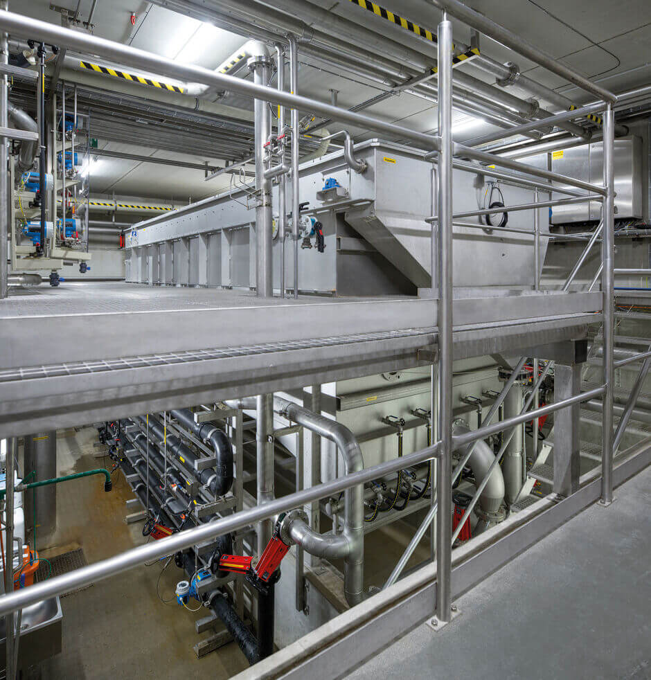 Compact installation with low space requirement