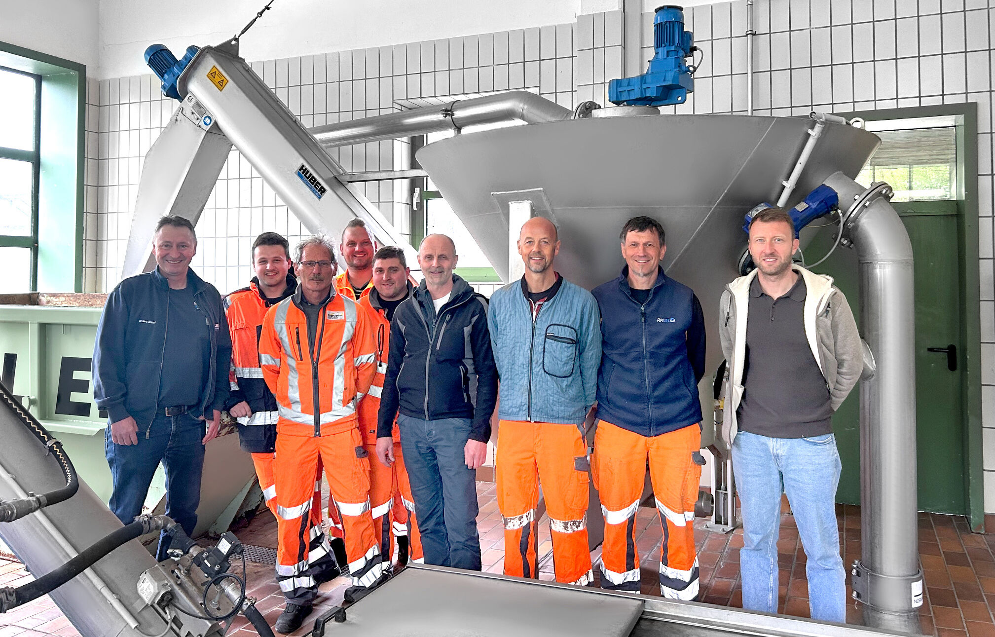 Service consultant Erwin Wagner together with the team at the Vilshofen sewage treatment works Service consultant Erwin Wagner together with the team at the Vilshofen sewage treatment works