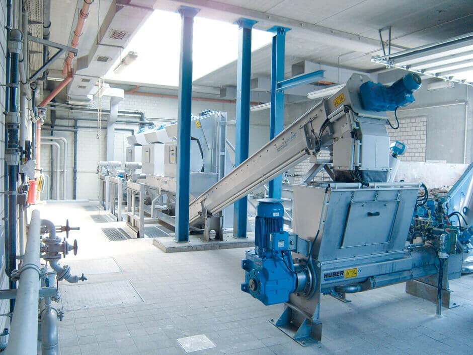 3 HUBER Fine Screen STEP SCREEN® SSV units: L=4300, W= 1176, 3 mm slot width. Optimally adjustable to suit specific constructional conditions (big discharge heights, deep channels) due to the steep installation angle of 70° to 80° 3 HUBER Fine Screen STEP SCREEN® SSV units: L=4300, W= 1176, 3 mm slot width. Optimally adjustable to suit specific constructional conditions (big discharge heights, deep channels) due to the steep installation angle of 70° to 80°