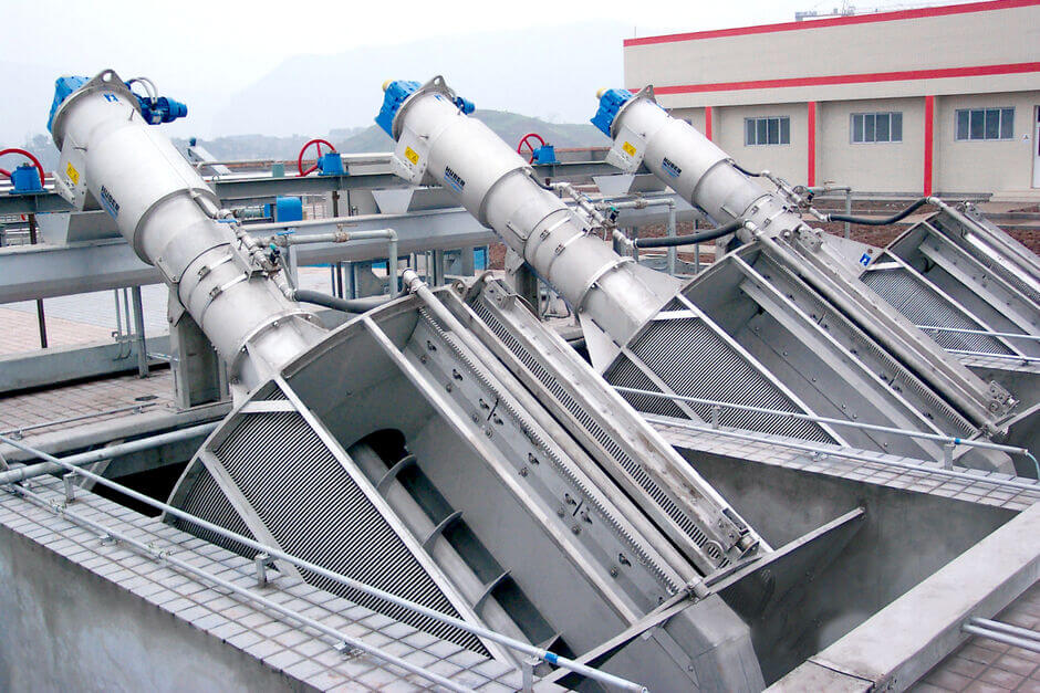 Mehrere parallel geschaltete HUBER Feinstrechen ROTAMAT® Ro1 direkt in das Gerinne eingebaut Mehrere parallel geschaltete HUBER Feinstrechen ROTAMAT® Ro1 direkt in das Gerinne eingebaut