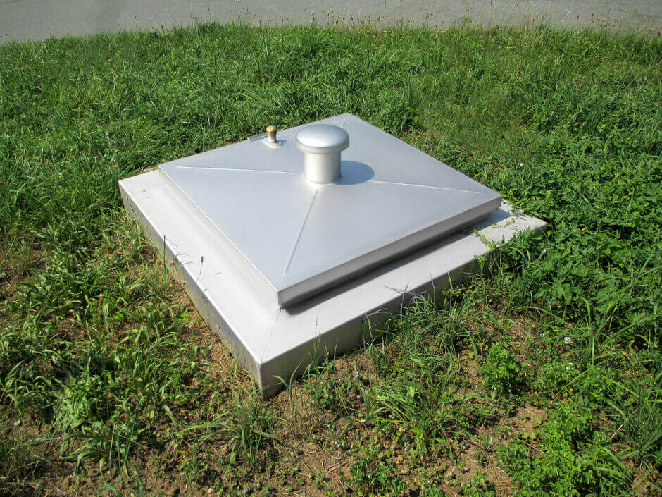 HUBER manhole cover SD1 with crown covering HUBER manhole cover SD1 with crown covering