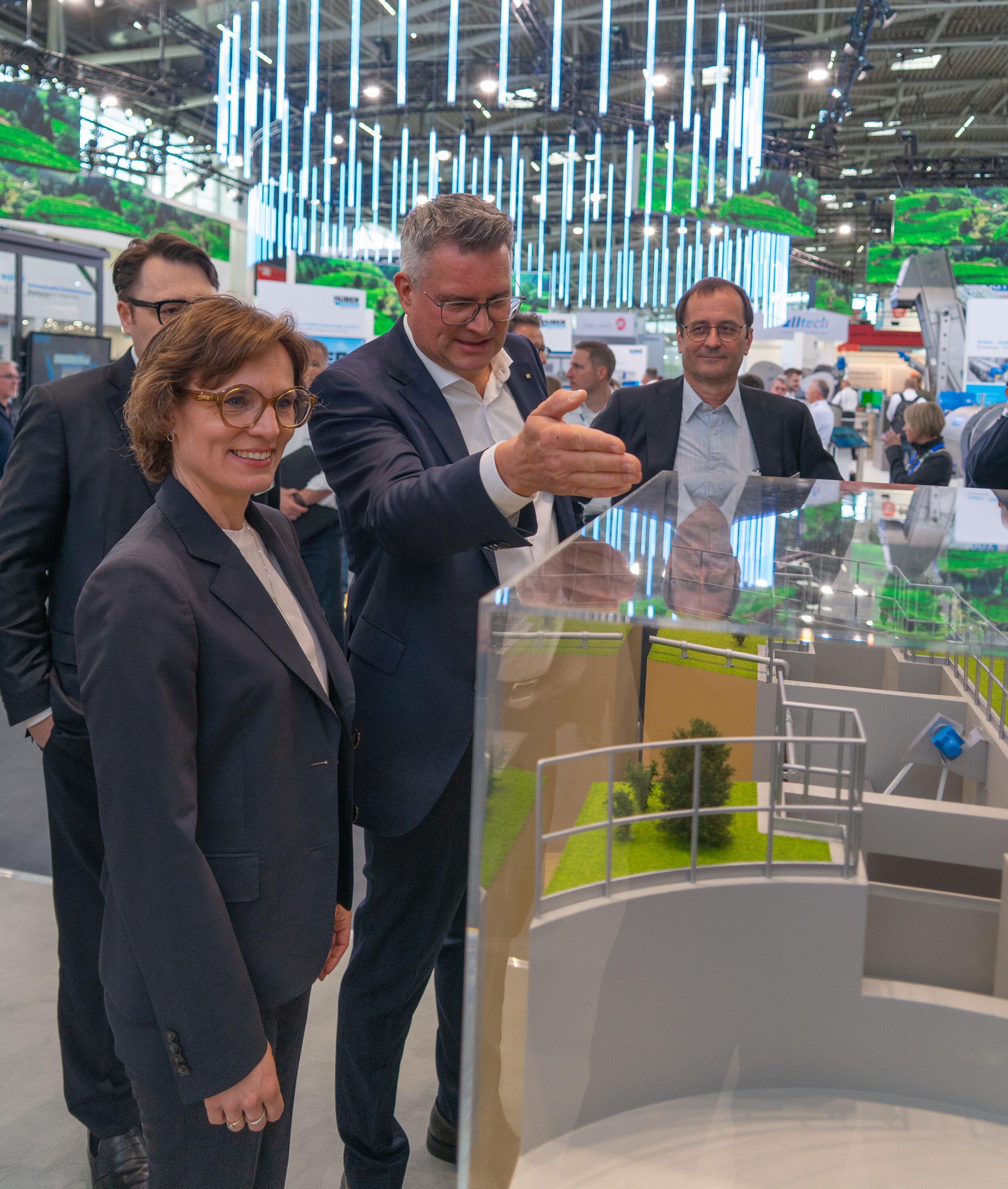 Jessika Roswall (EU-Kommissarin für Umwelt, Wasser-Resilienz und eine wettbewerbsfähige Kreislaufwirtschaft) zeigte sich ebenfalls beeindruckt vom HUBER-Messestand und von den Innovationen, die dort präsentiert wurden