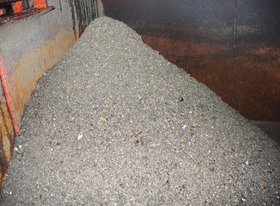 The loss on ignition of the washed grit is less than 3%