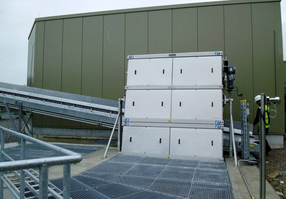 HUBER Multi-Rake Bar Screen RakeMax® used for river water extraction in a paper mill.