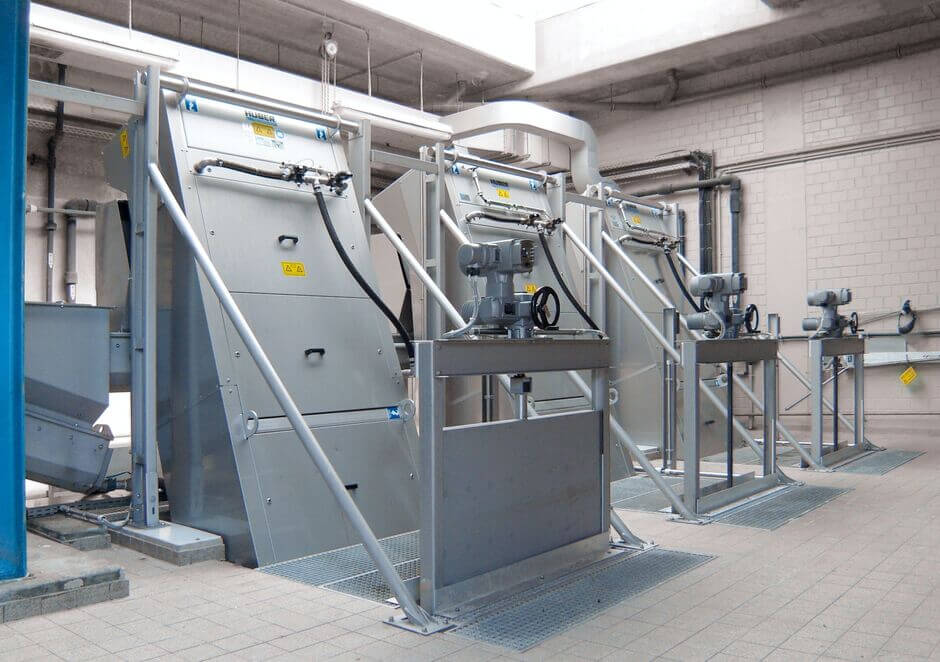 HUBER Fine Screen STEP SCREEN® SSV: 4300 mm long, 3 mm slot width, acid treated in a pickling bath for optimal corrosion protection HUBER Fine Screen STEP SCREEN® SSV: 4300 mm long, 3 mm slot width, acid treated in a pickling bath for optimal corrosion protection