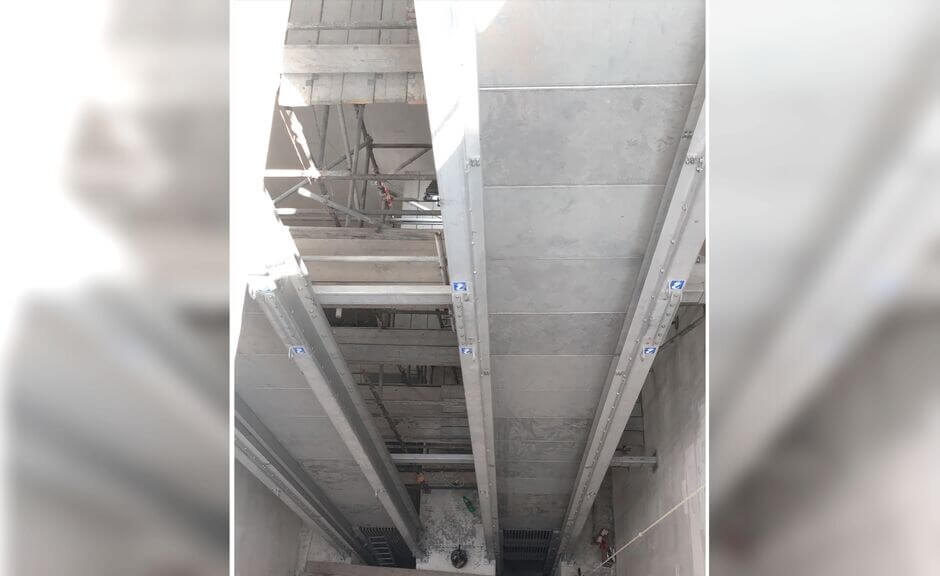 HUBER Grab Screen TrashLift for deep channels.