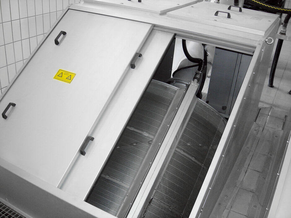 Abstreifbürste und Spritzdüsenleiste unterstützen die Entnahme des Siebguts Entnahme des Siebguts mit Unterstützung einer Abstreifbürste und einer Spritzdüsenleiste