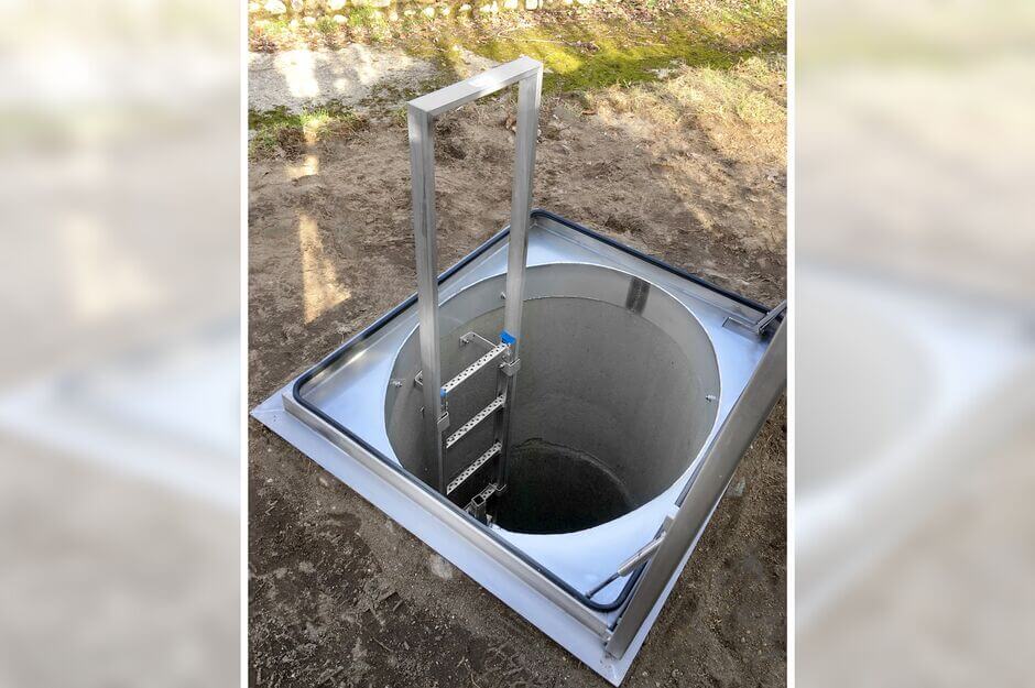 HUBER collapsible hand post entrance aid with double handle EH VSD at safety access ladder SiS1 HUBER collapsible hand post entrance aid with double handle EH VSD at a safety access ladder SiS1