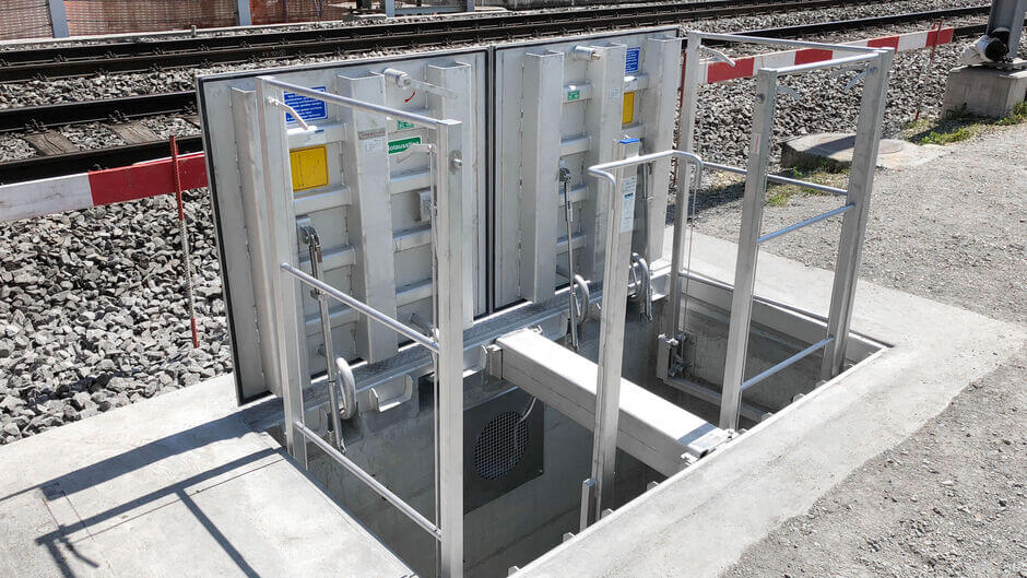 Insertable HUBER entrance aid with guard rail EH FSS and with additional pivoted design, type EH FSS D, here with HUBER manhole cover SD7 and shaft barrier Insertable HUBER entrance aid with guard rail EH FSS and with additional pivoted design, type EH FSS D