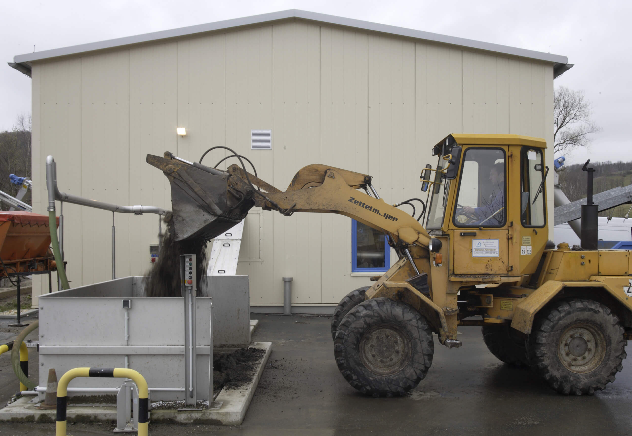 The material is conveyed to the sand processing plant from the underground feed bunker.