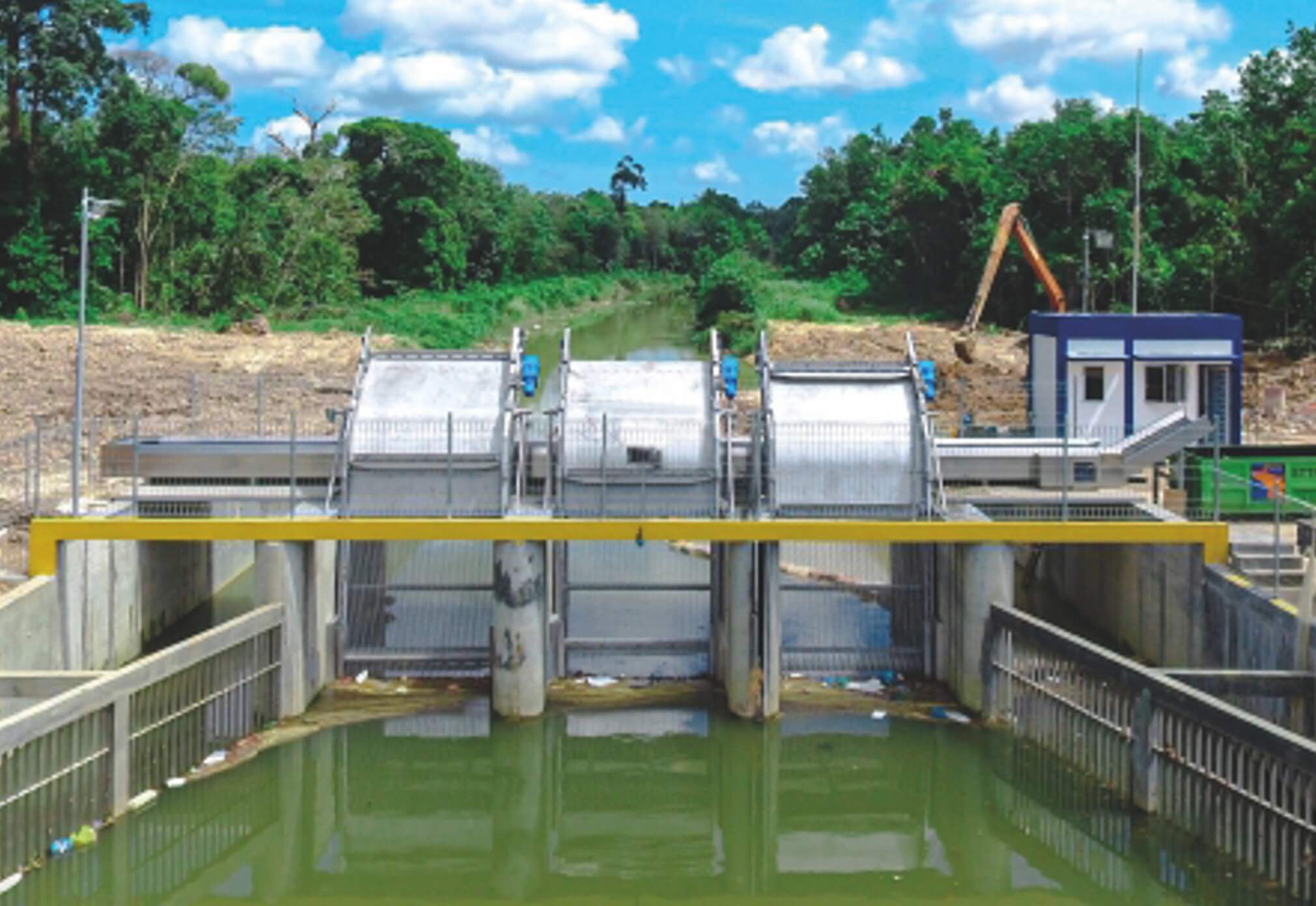 Langlebige, sichere Rechen- und Siebsysteme für  die zuverlässige Wasserentnahme Wasserversorgungs-Projekt in Indonesien mit mehreren HUBER Grobrechen Trashmax®