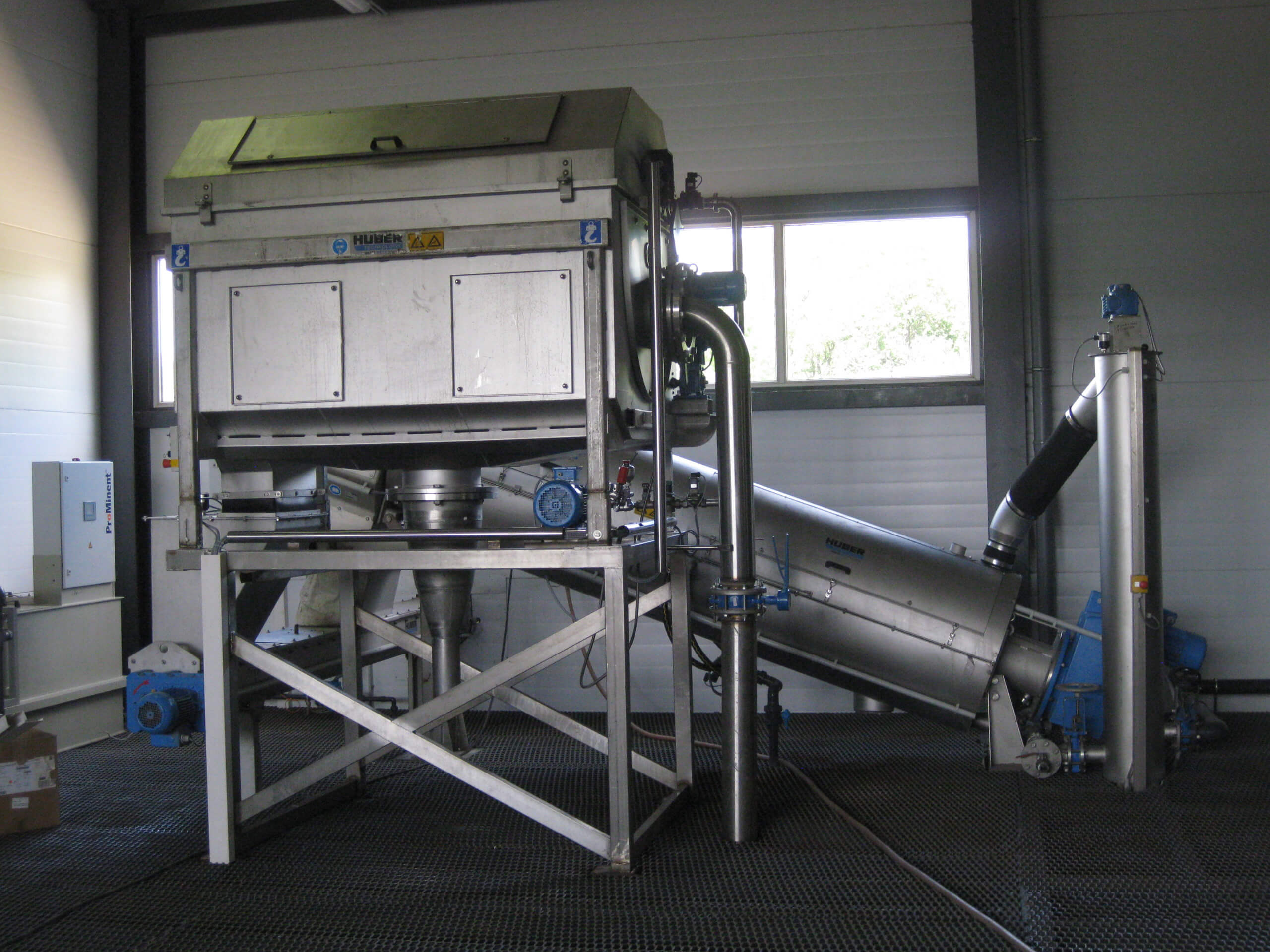HUBER Trommelsieb RoMesh® für die mechanische Abwasservorreinigung und HUBER Schneckenpresse S-PRESS für die Schlammbehandlung einer Brauerei.