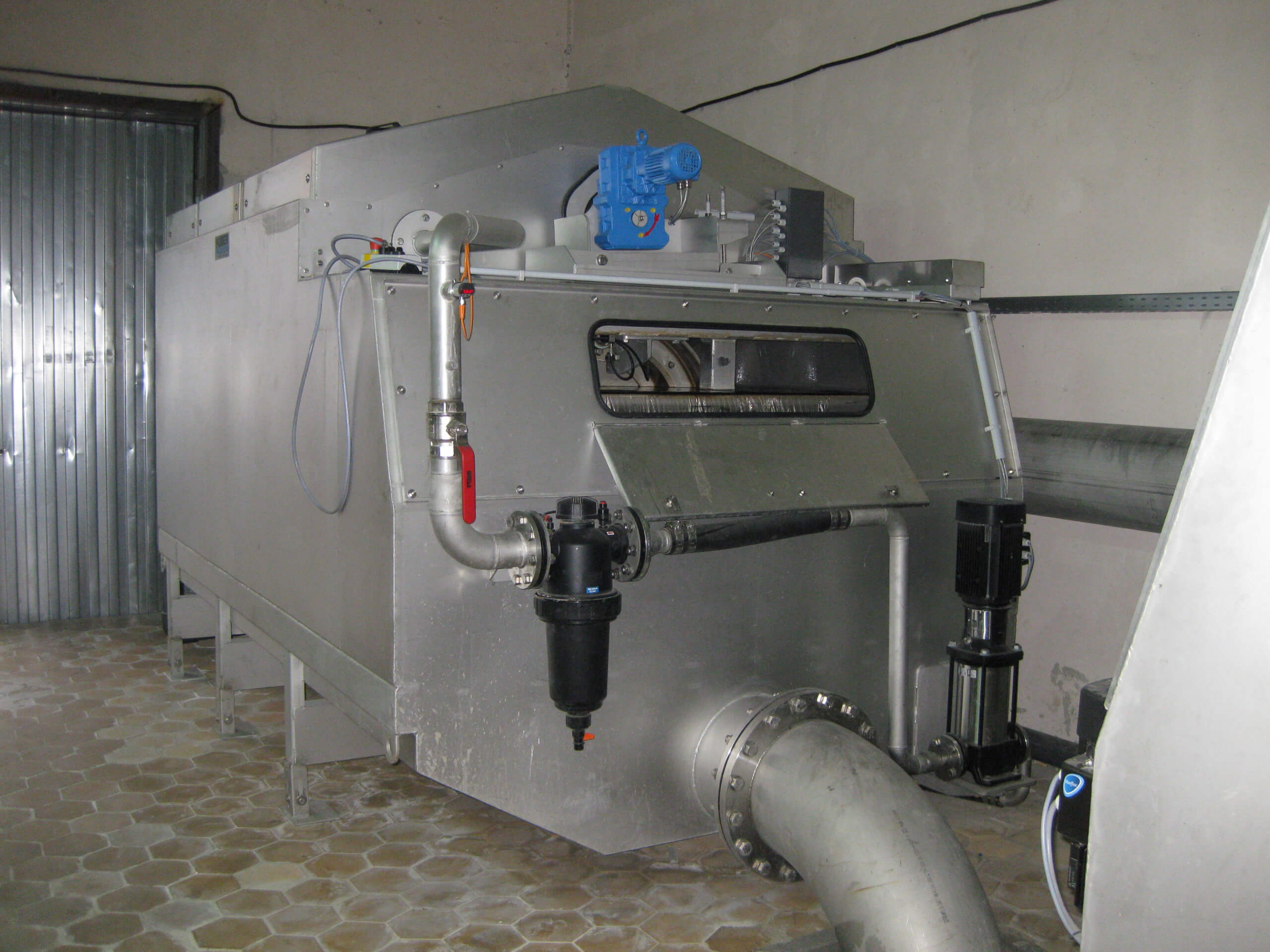 HUBER Scheibenfilter RoDisc® für die abschließende Abtrennung feinster Feststoffe aus dem gereinigten Abwasser einer Brauerei.