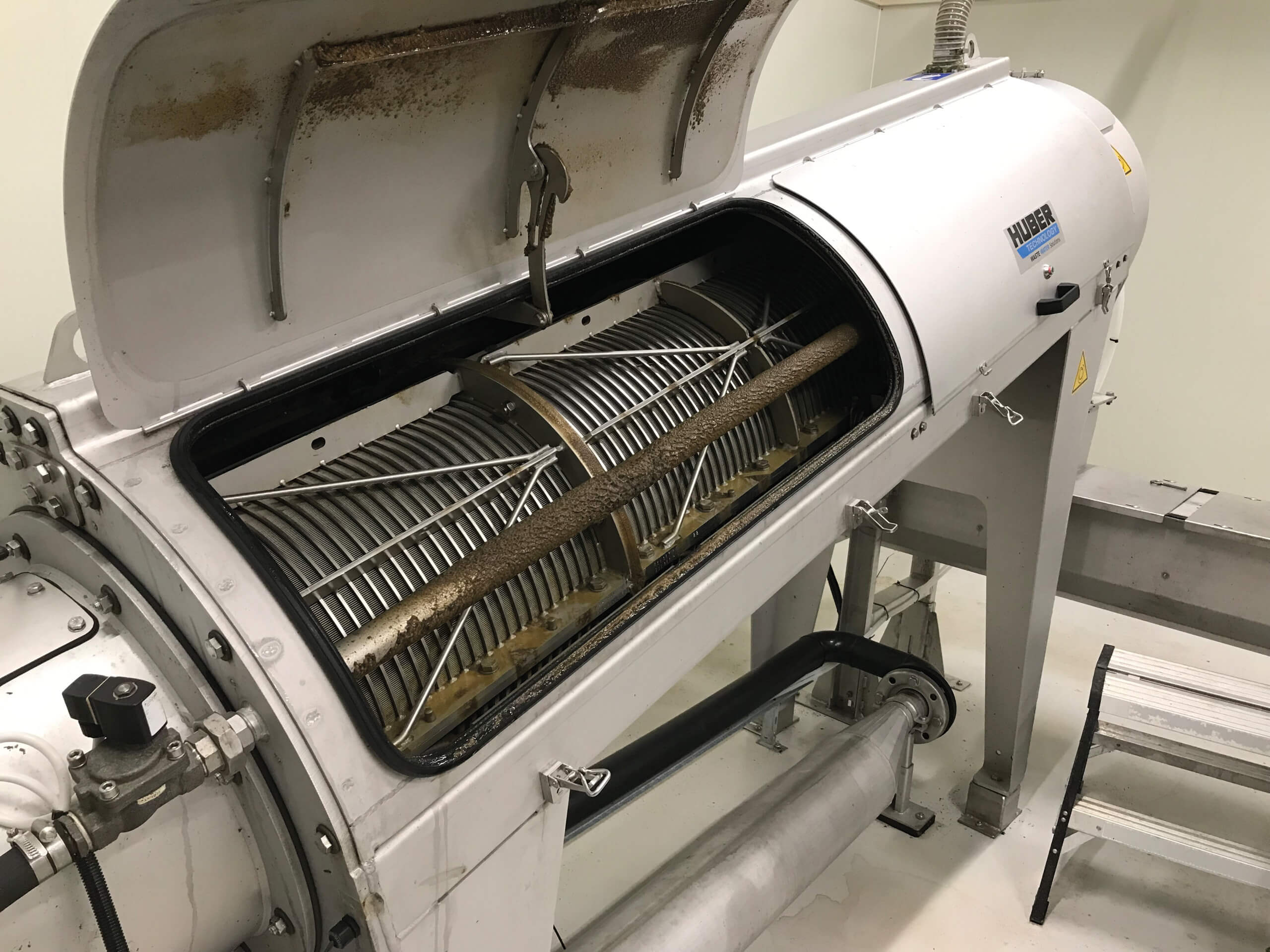HUBER Schneckenpresse zur Entwässerung von Restschlämmen
aus OnShore-Fischfarmen (Lachsproduktion)
- Reduktion der Entsorgungskosten.