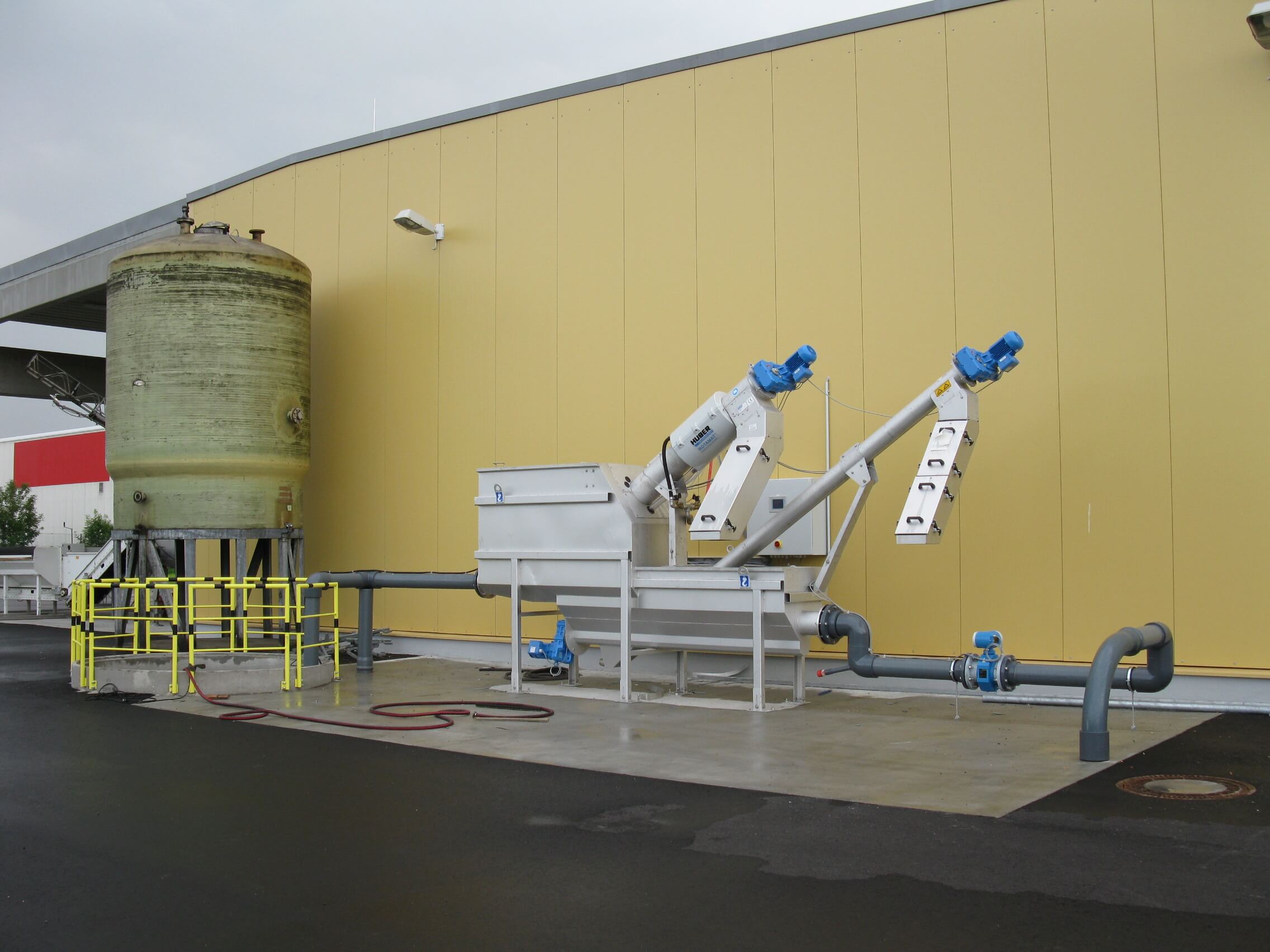 HUBER Siebschnecke ROTAMAT® Ro9 und Langsandfang Ro6 zur mechanischen Vorreinigung von Gemüsewaschwasser.