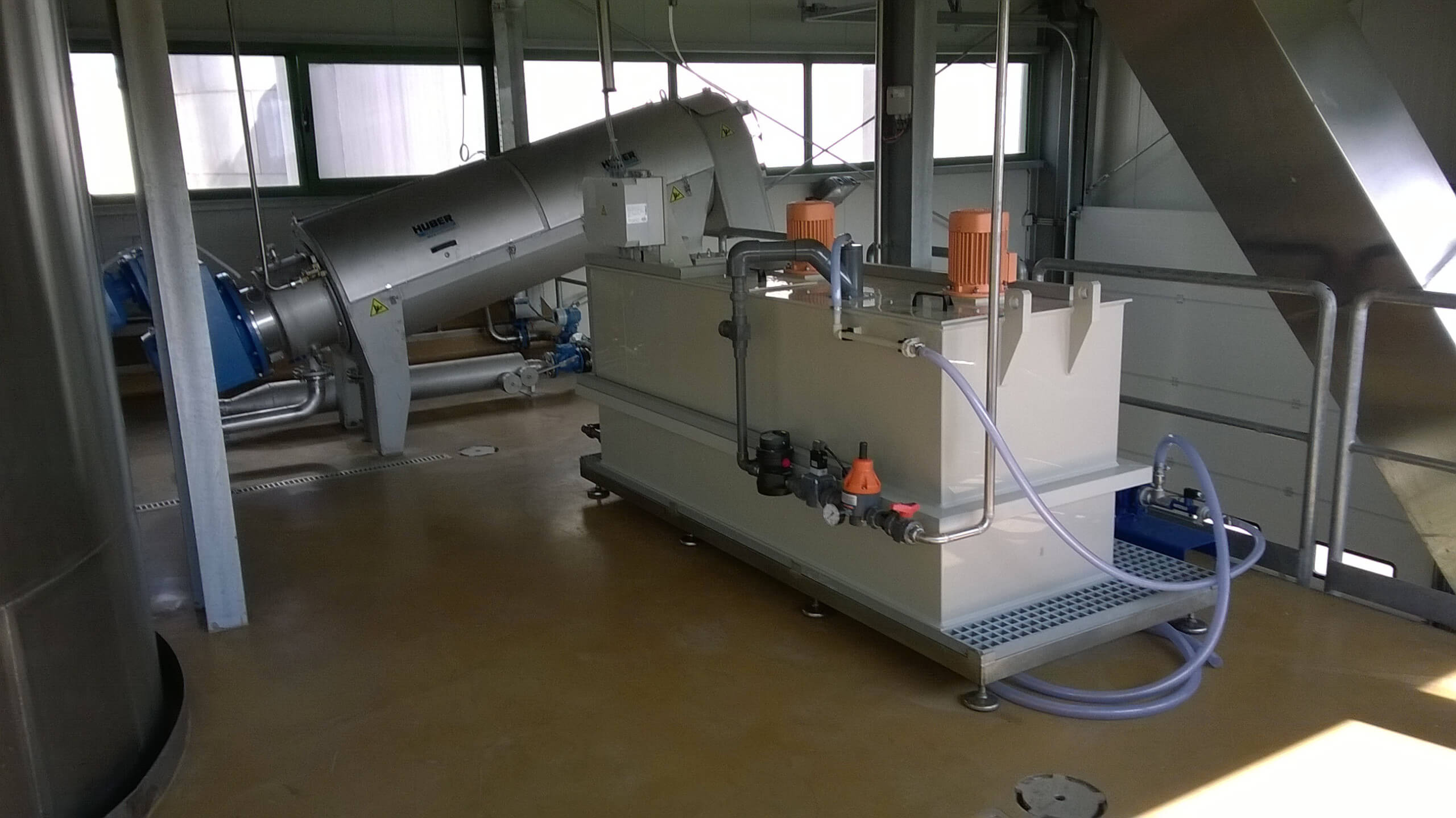 HUBER Schneckenpresse Q-PRESS® für die Überschussschlammentwässerung einer Obstverarbeitung.