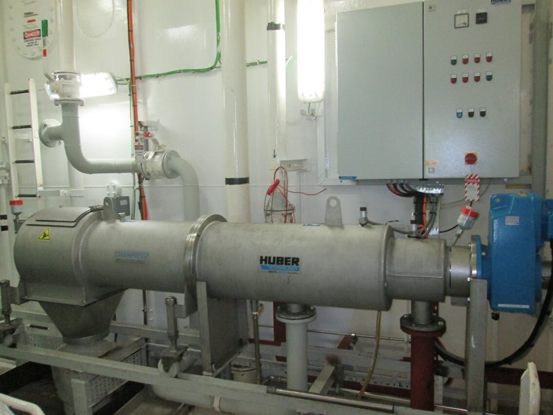 Siebung von Schwarzwasser eines Kreuzfahrschiffes mit dem HUBER Fremdstoffabscheider STRAINPRESS® - Siebung und Entwässerung in einer Maschine.