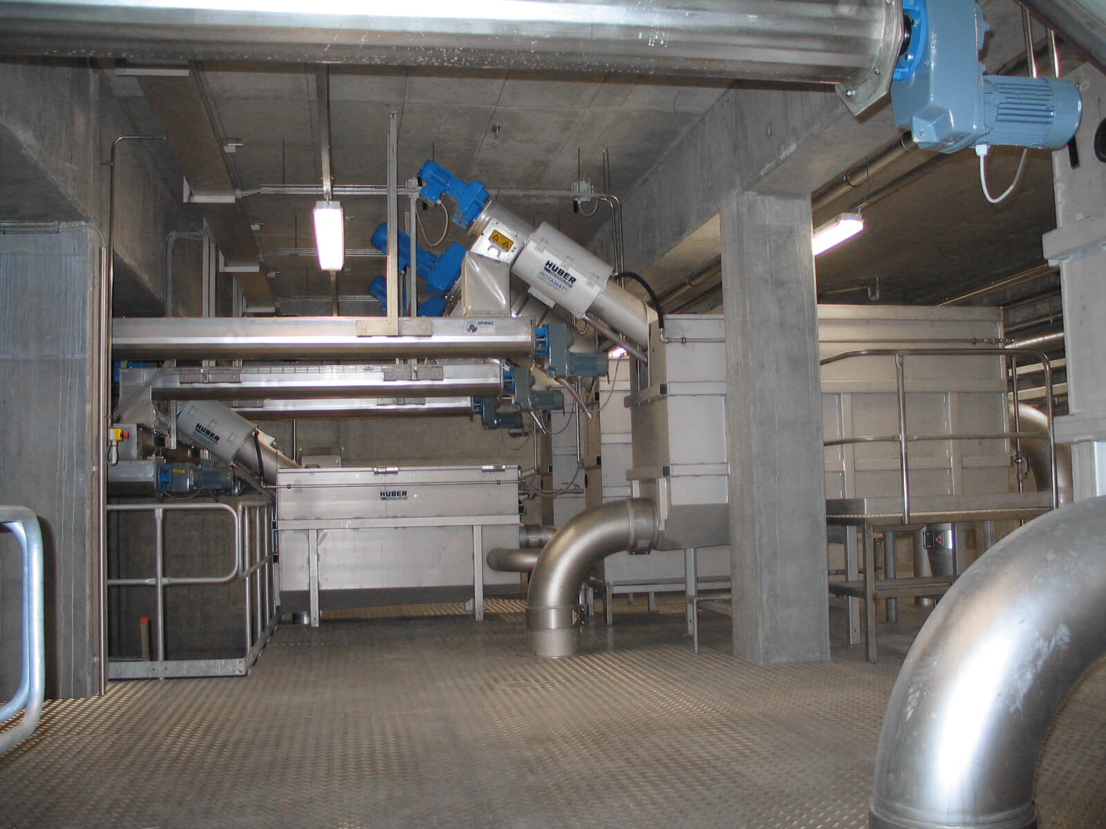 HUBER Siebanlagen ROTAMAT® im Behälter für die mechanische Vorreinigung von Abwasser.