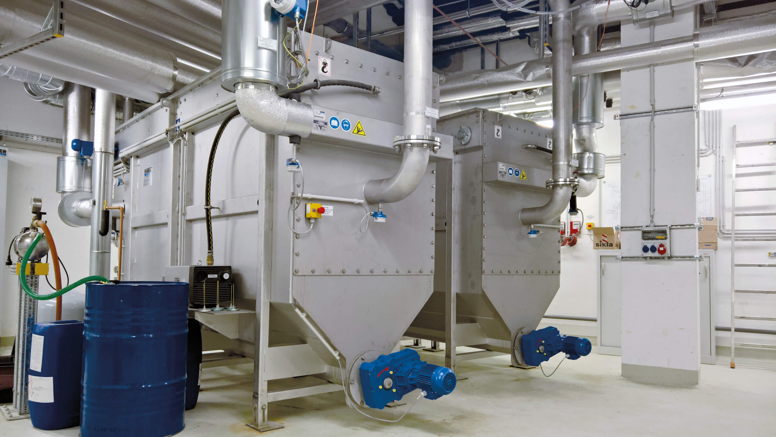 Mit dem speziell entwickelten HUBER Abwasserwärmetauscher
RoWin gelingt die Energierückgewinnung aus den hochbelasteten Heißwaschwasserströme des Kunststoffrecyclingprozesses. Die rückgewonnene
Energie ist kostenlos zur Wiederverwendung verfügbar.