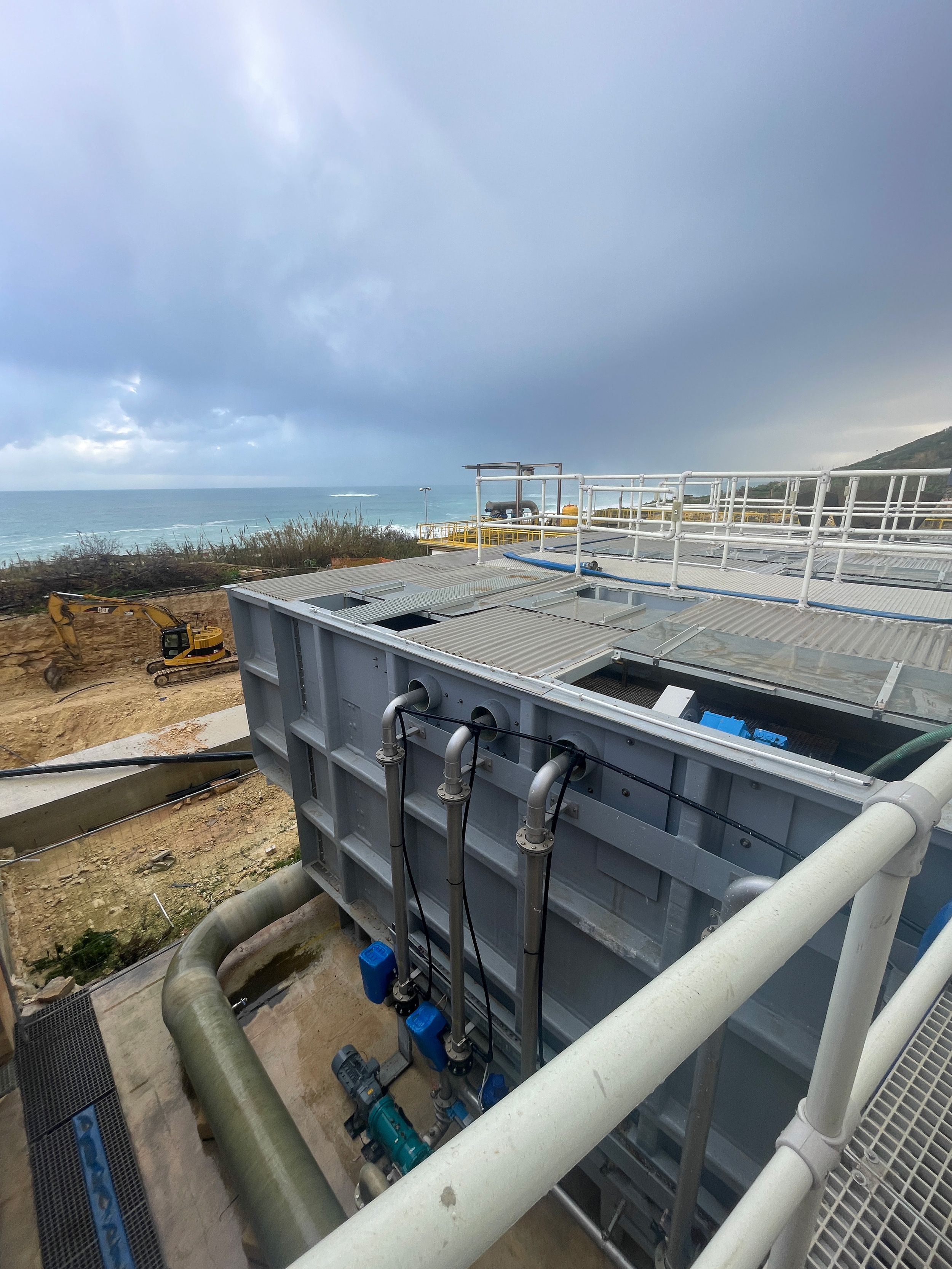 View of the HUBER Pile Cloth Media Filter RotaFilt®. In the background, construction work on the expansion of the UF-RO plant is already underway View of the HUBER Pile Cloth Media Filter RotaFilt®. In the background, construction work on the expansion of the UF-RO plant is already underway