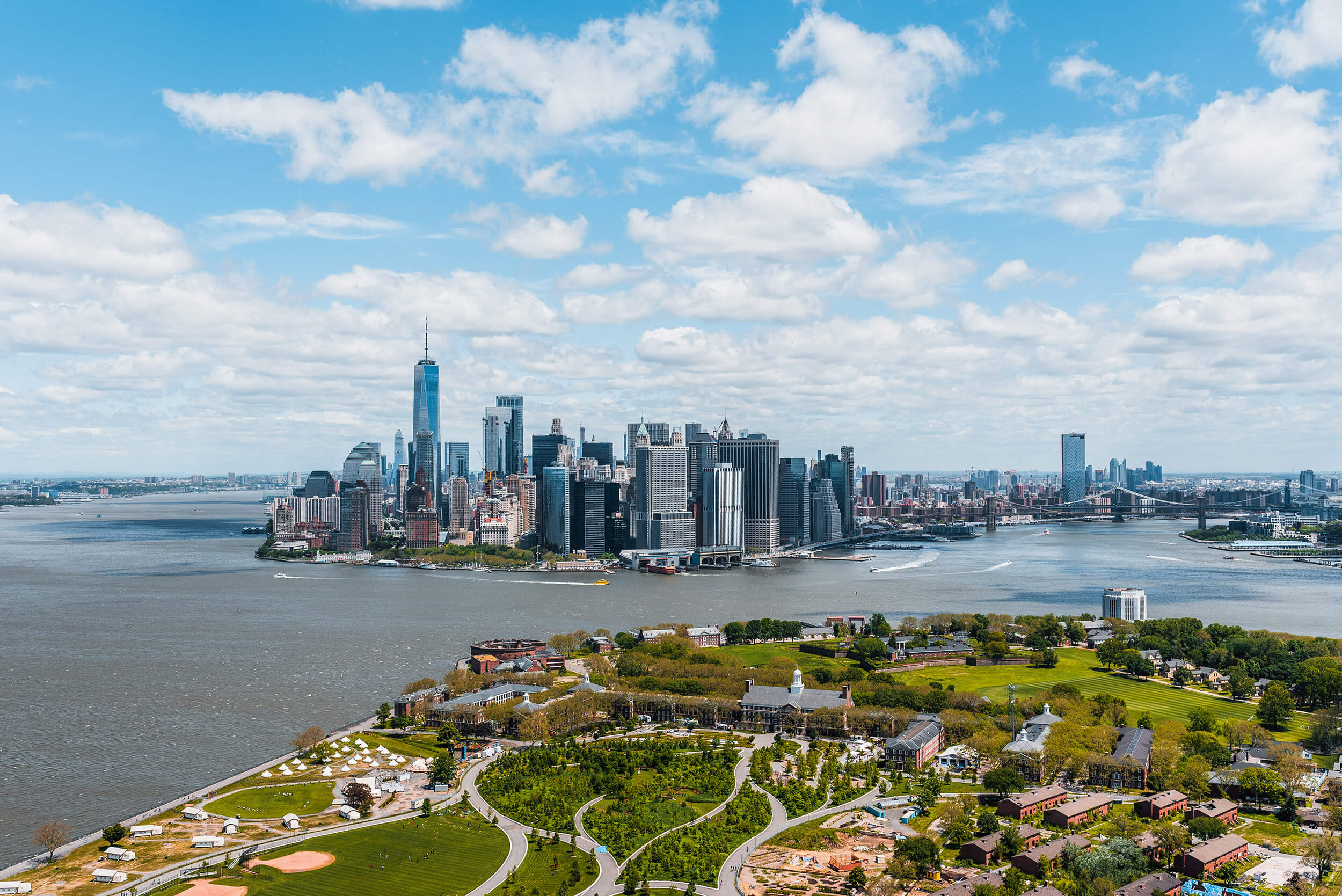 Governor’s Island vor der Kulisse Manhattans in New York City Governor’s Island vor der Kulisse Manhattans in New York City